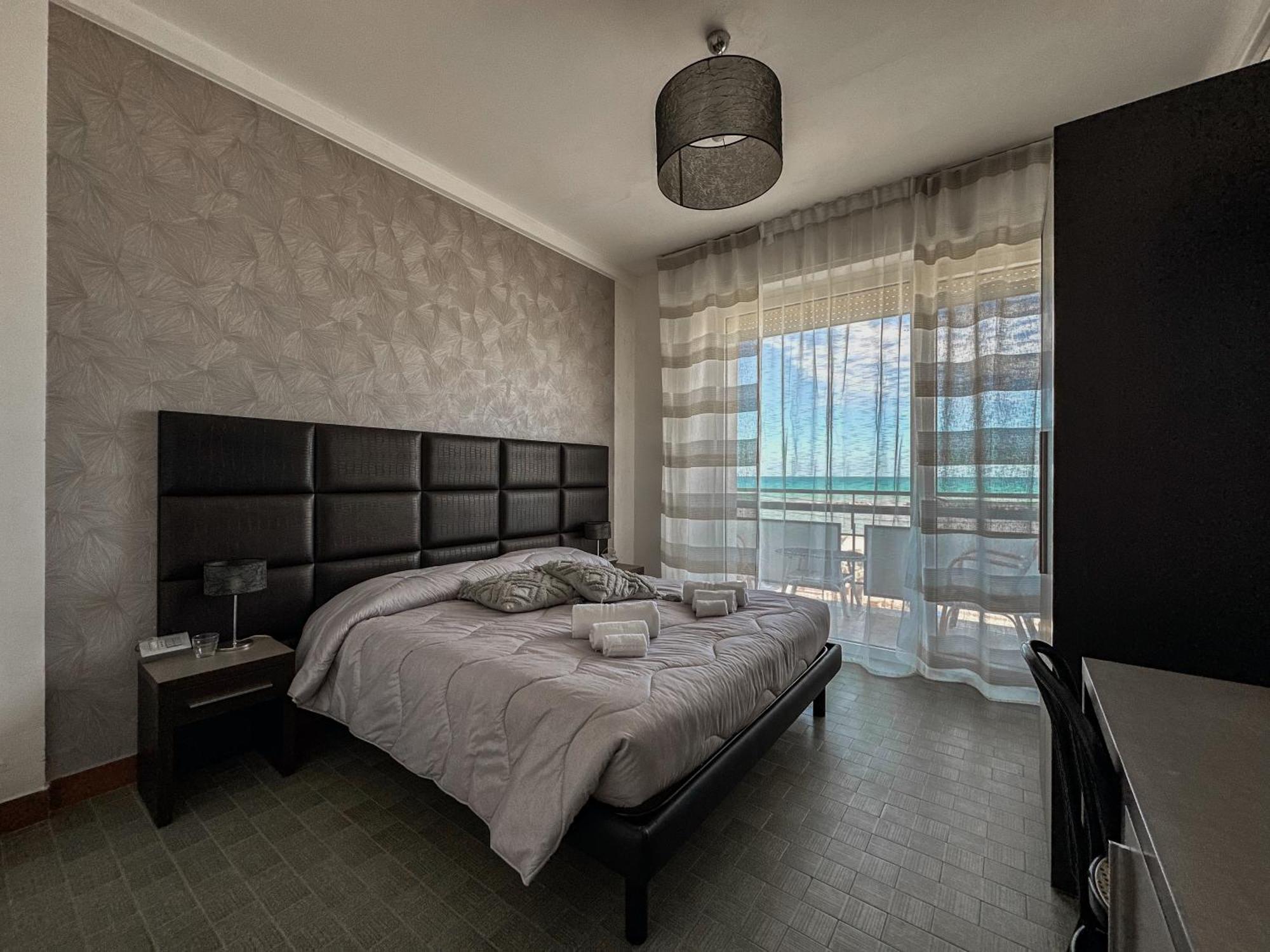 Hotel Re Leone Rimini Bagian luar foto