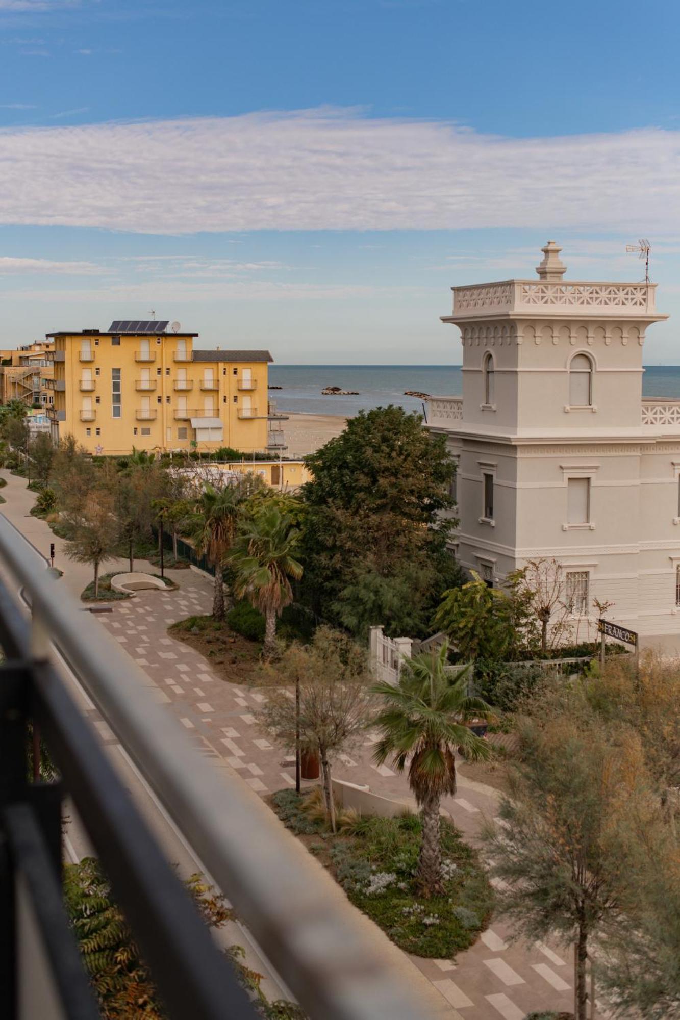 Hotel Re Leone Rimini Bagian luar foto