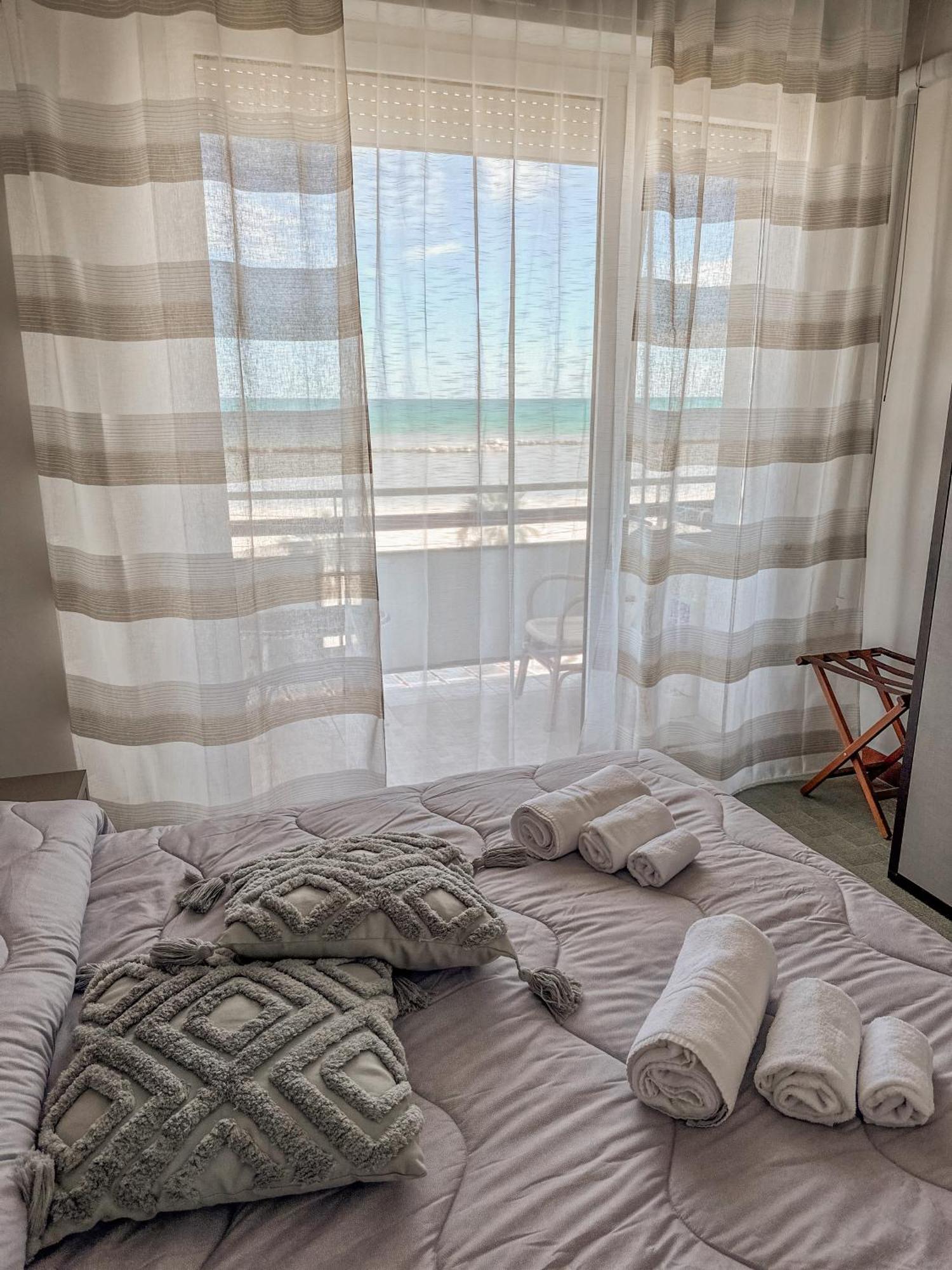 Hotel Re Leone Rimini Bagian luar foto