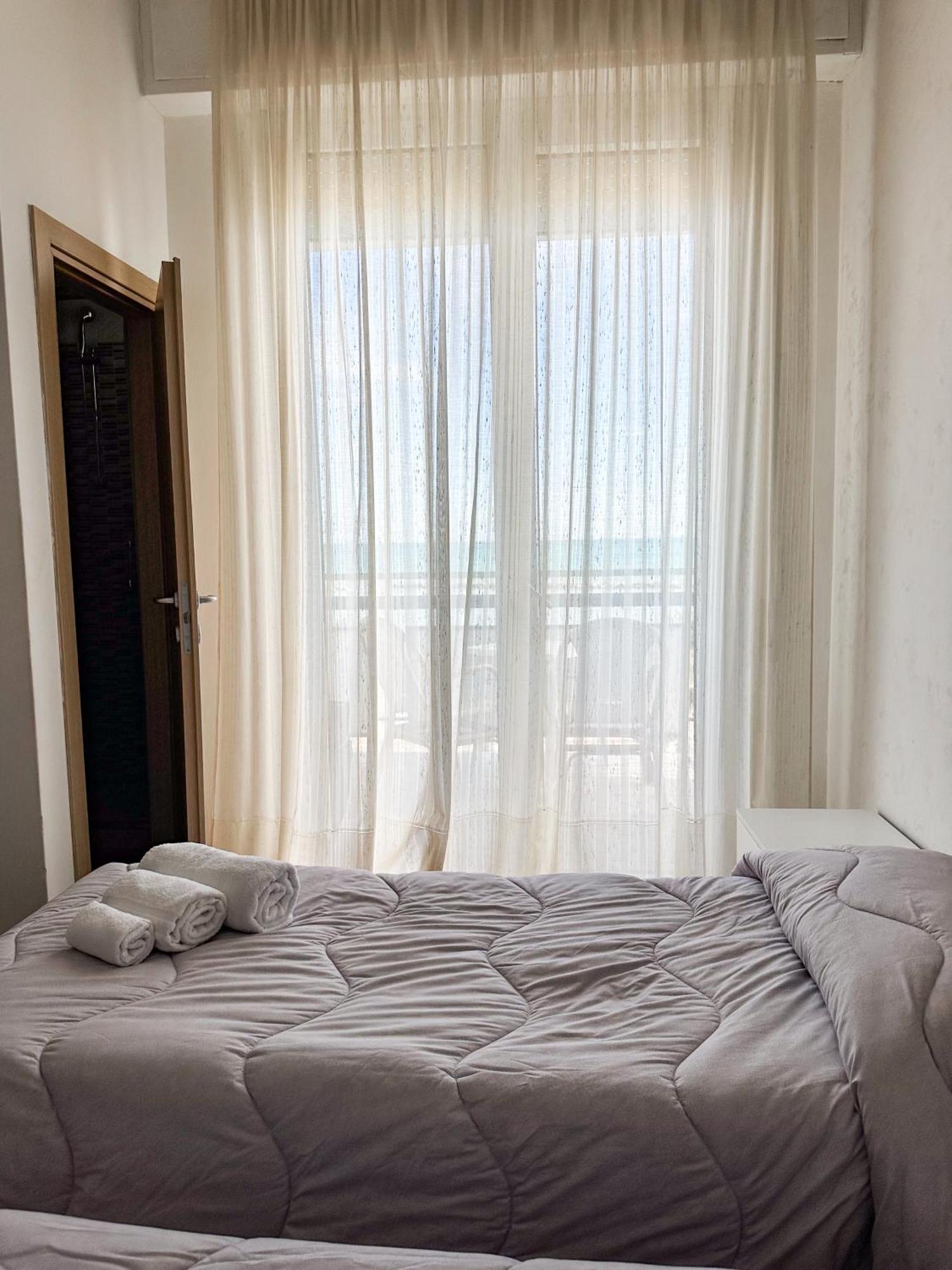 Hotel Re Leone Rimini Bagian luar foto