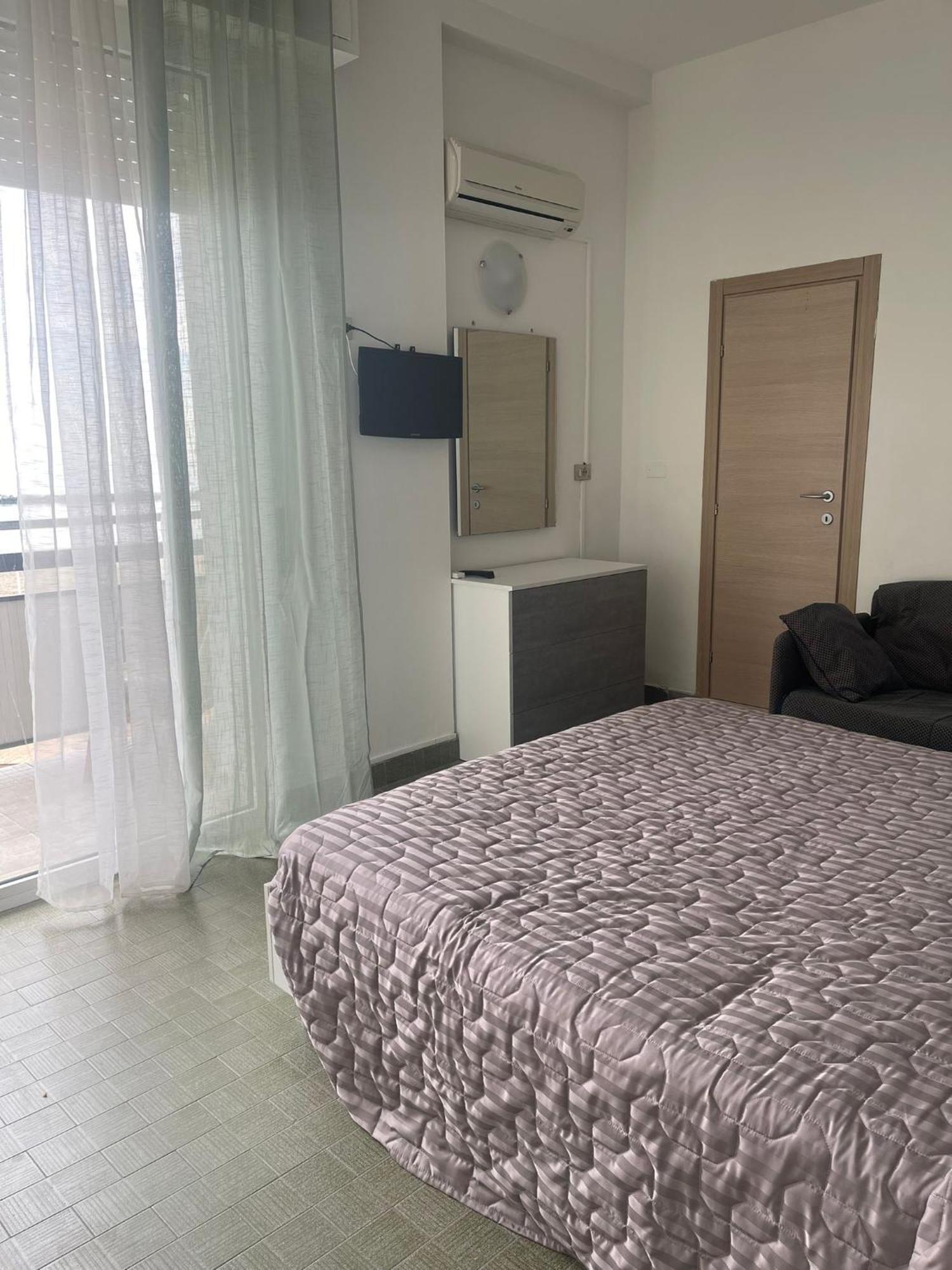 Hotel Re Leone Rimini Bagian luar foto