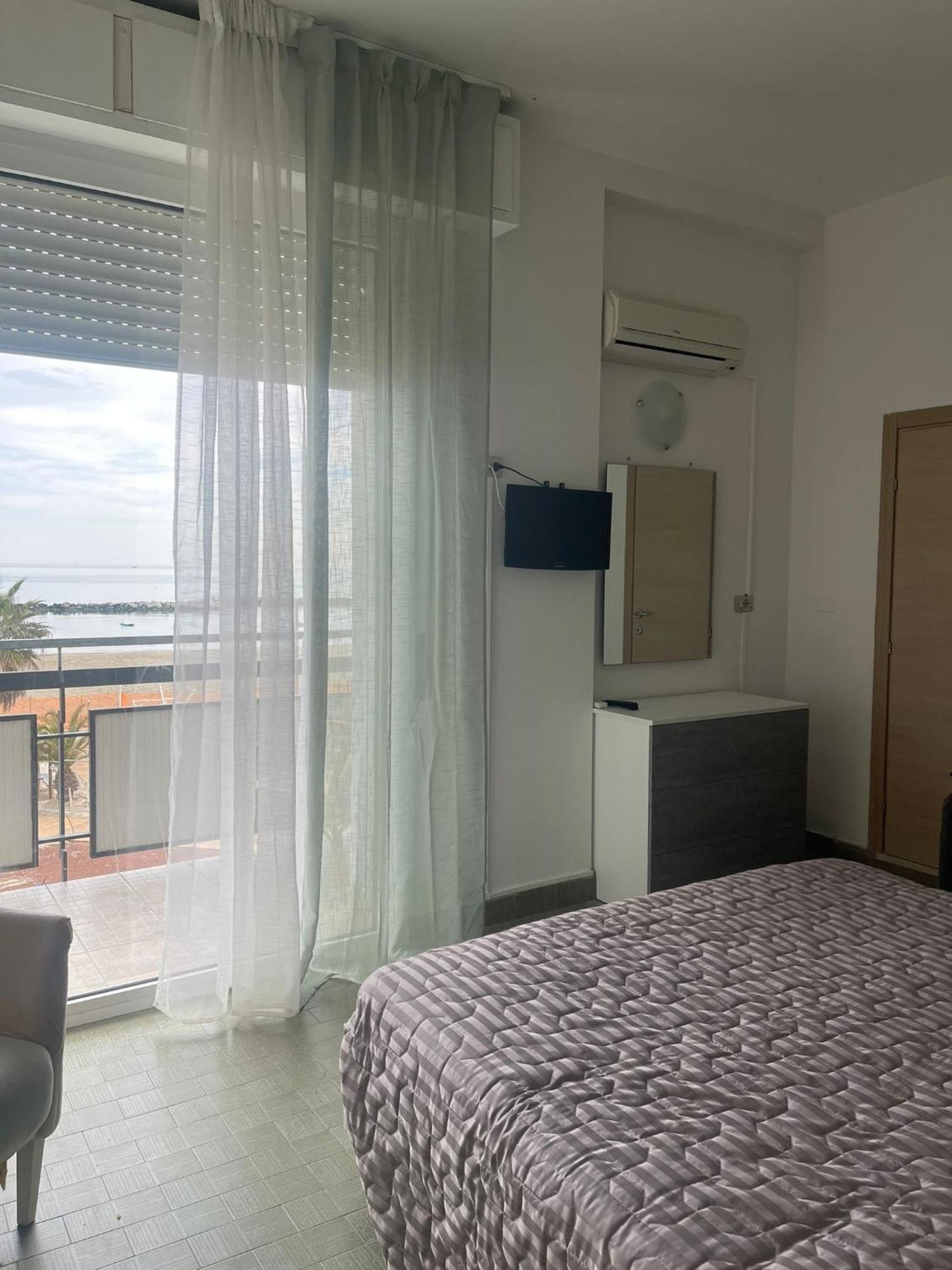 Hotel Re Leone Rimini Bagian luar foto